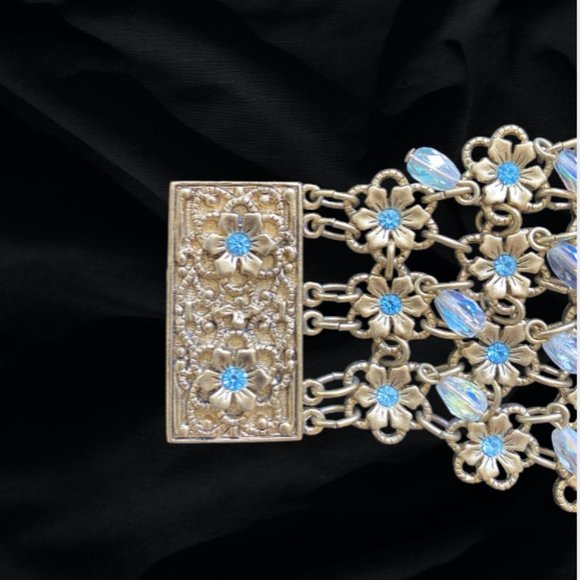 Cuff Bracelet, Gold-Toned with Baby Blue Flowers, Vintage - Picture 4 of 9